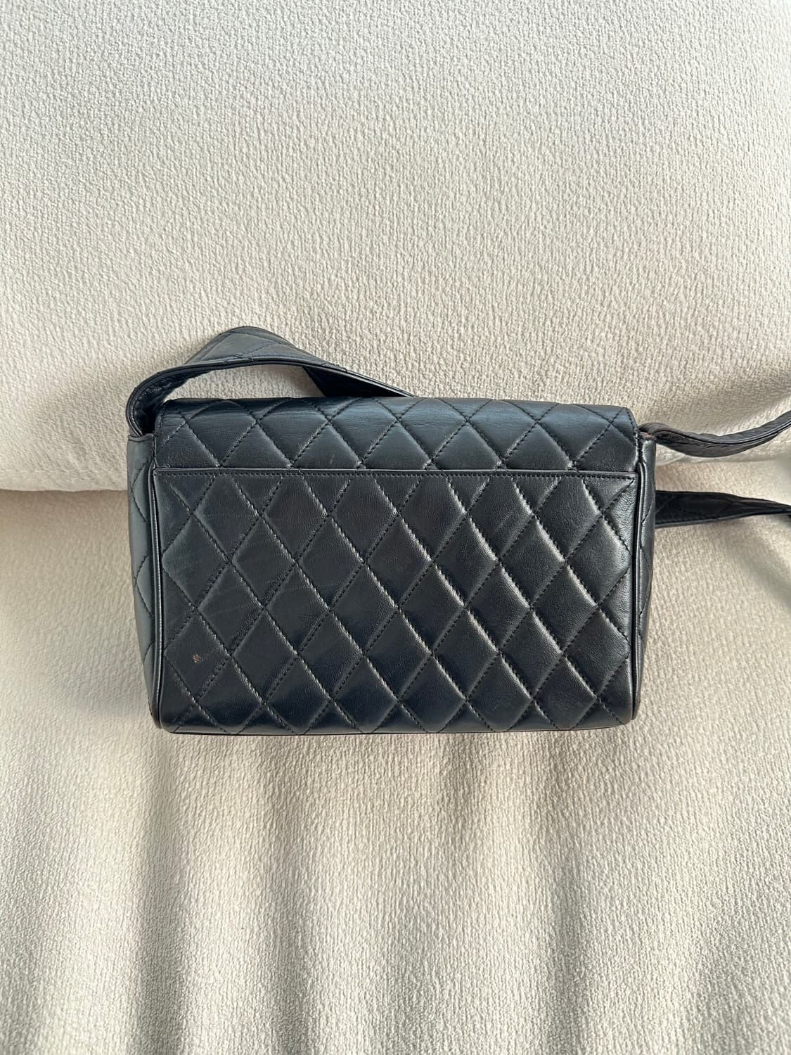 CHANEL 샤넬 빈티지 퀼팅 레더 크로스백(4번대) 상품이미지3