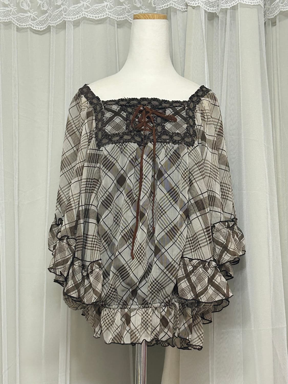 라떼모리 초코모카브라운 리본아일렛 케이프블라우스 상품이미지1