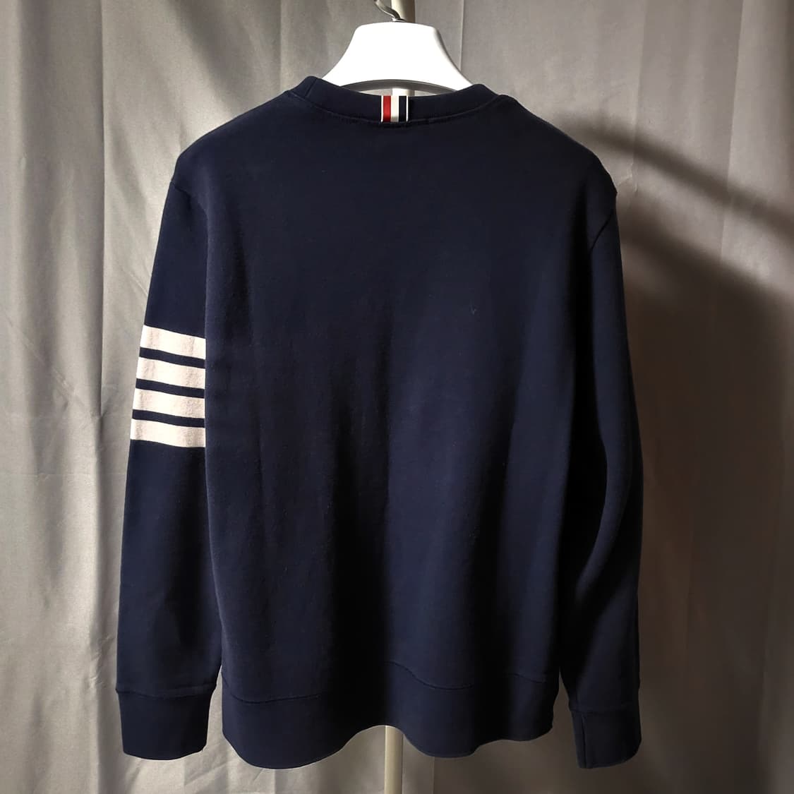 톰브라운 사선완장 맨투맨 3사이즈 네이비 상품이미지2