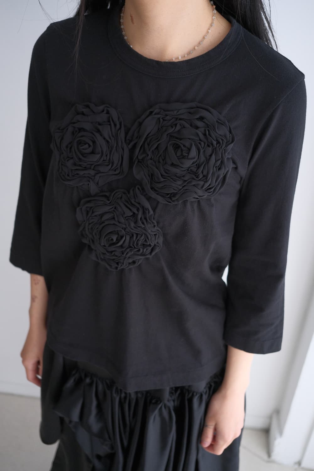 Rose appliqué back button top joo 상품이미지3
