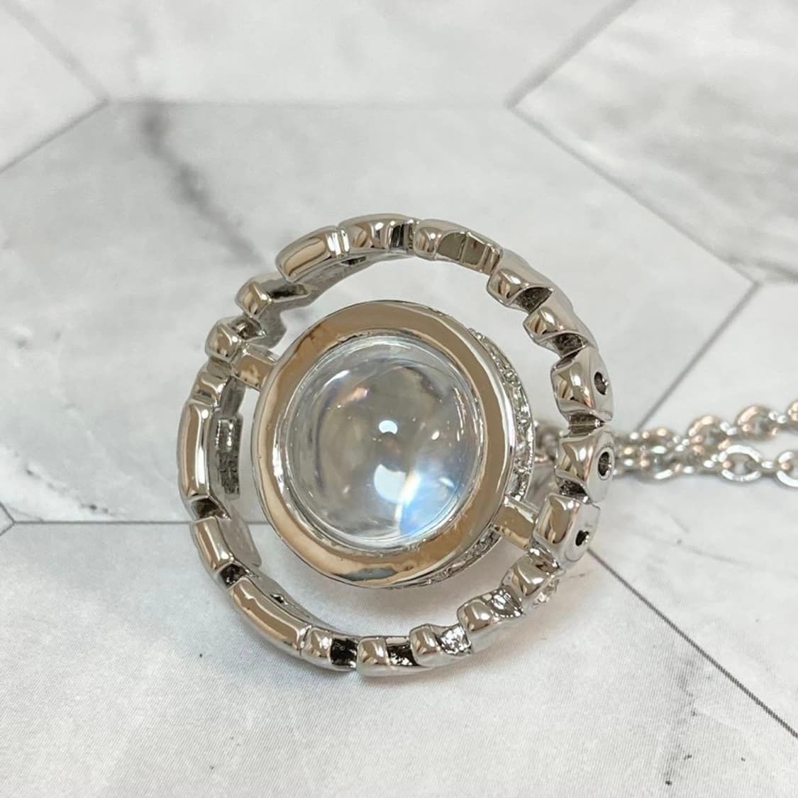 비비언웨스트우드 화이트 실버 크리스탈 3d orb 레터링 팬던트 목걸이 상품이미지2