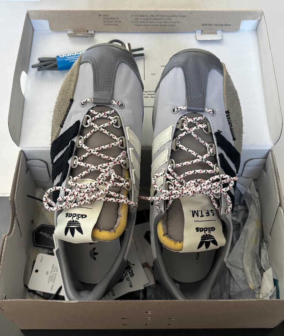 아디다스 x 송 포 더 뮤트 컨트리 OG 그레이 투 코어 블랙 상품이미지1