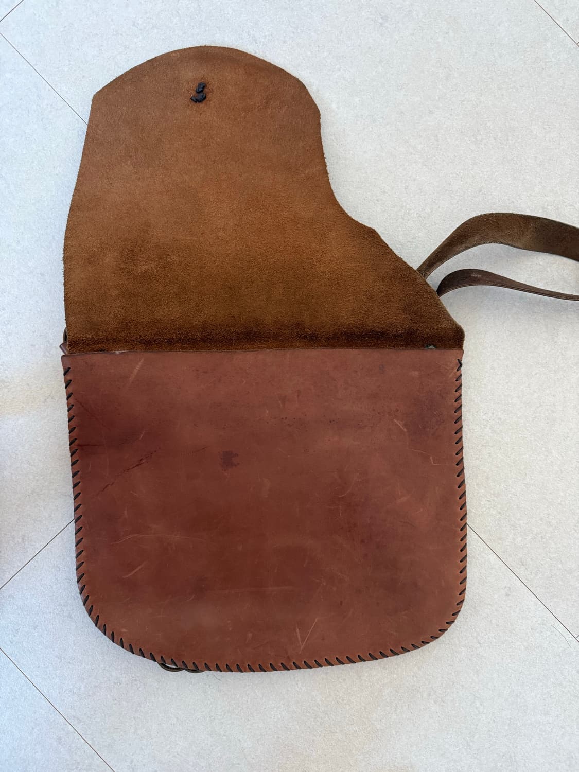 Oak wood button Amber Stitch 레더 크로스백 상품이미지3