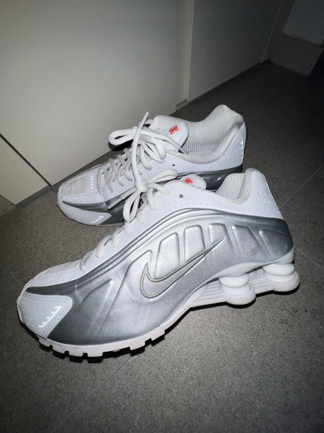 나이키 샥스 화이트 메탈릭 실버 상품이미지1