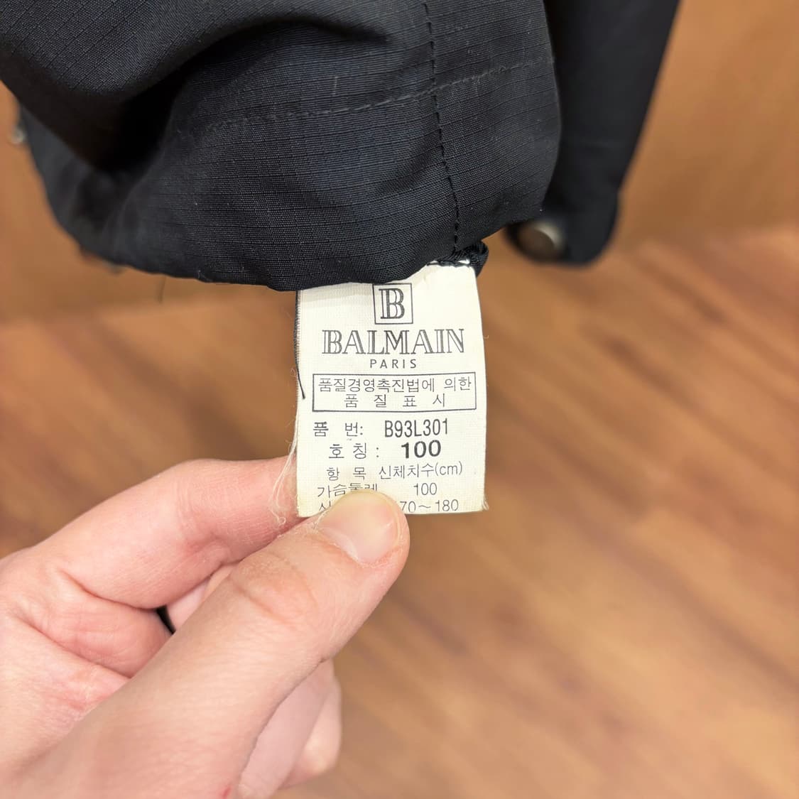 발망 하이넥 집업 자켓 로고 자수 레드 파이핑 밑단 스트링 디테일 블랙 상품이미지8