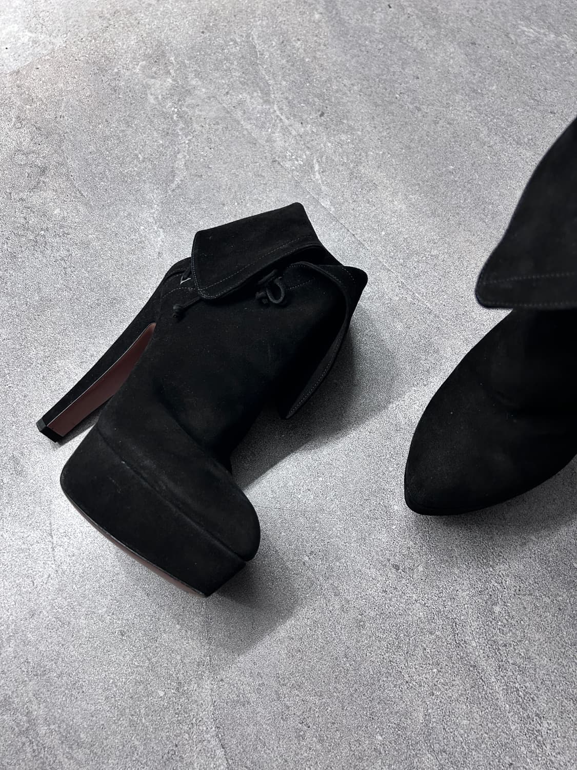 Alaia 스웨이드 (염소 가죽) 레이스업 펌프스 상품이미지3