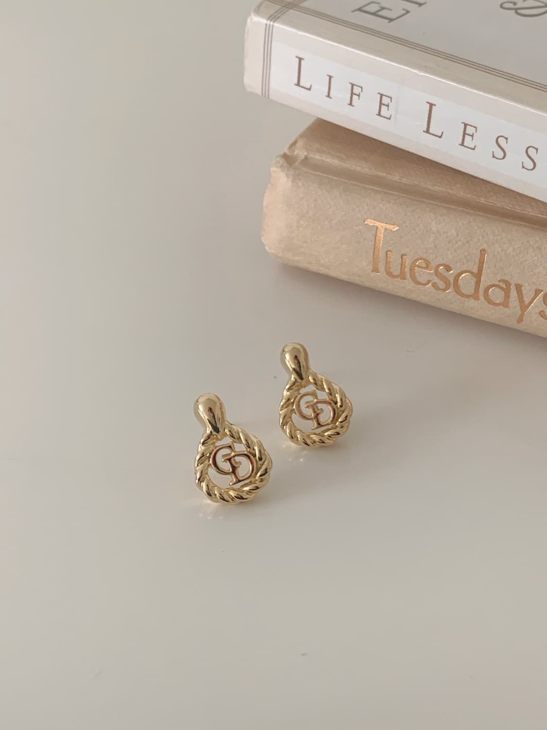 [ 디올 ]  디올 골드 로고 귀걸이 상품이미지4