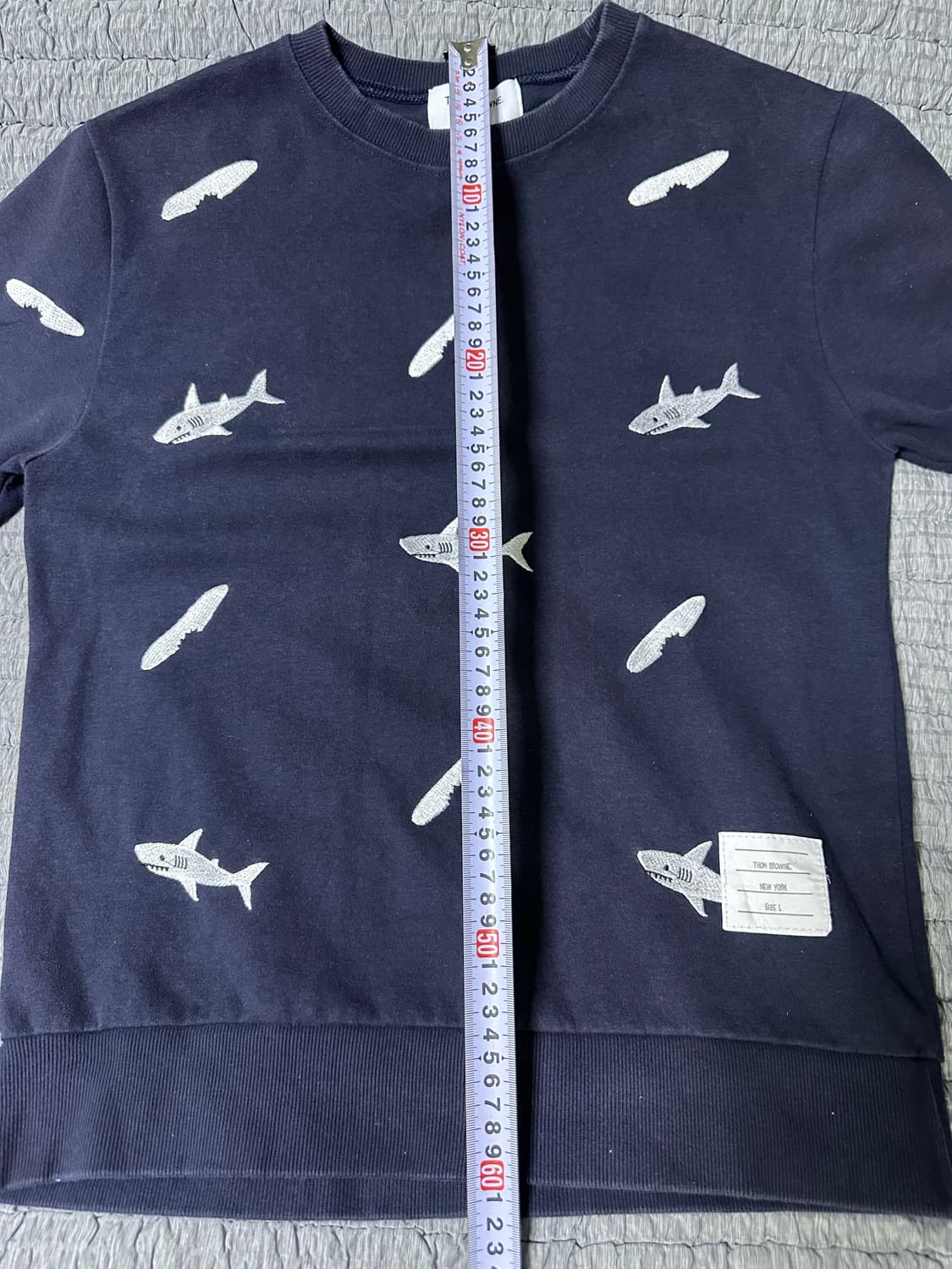 톰브라운 샤크 패턴 맨투맨 네이비 상품이미지6