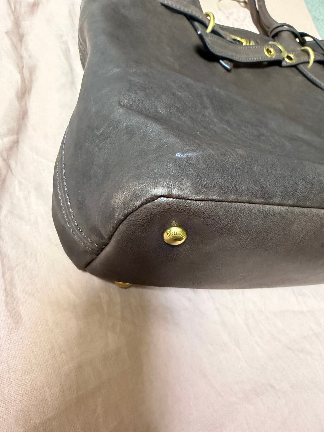 미우미우 아방뛰르 나파 가죽 백 미디엄 브라운 상품이미지9