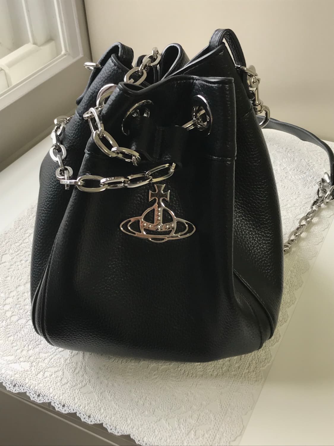 Vivian Westwood 비비안 웨스트 우드 크리시 스몰 버킷백 상품이미지2
