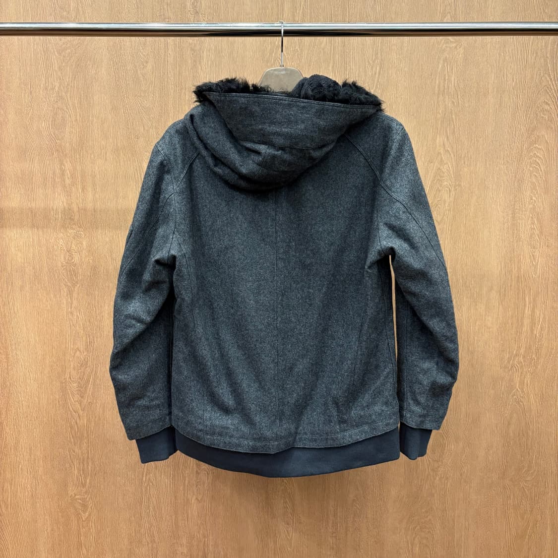 닐 바렛 울 블렌드 캐주얼 자켓 후드 안감 퍼 혼합 포켓 디테일 차콜 상품이미지3