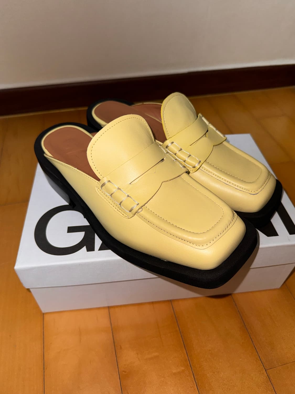 가니 GANNI 옐로우 뮬 로퍼 새상품 상품이미지1