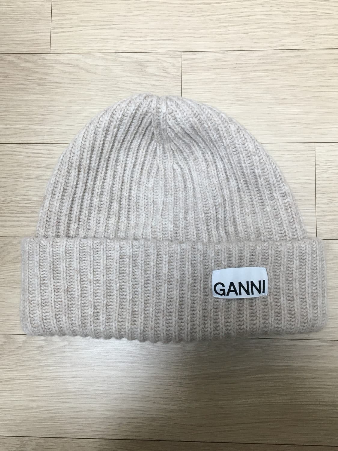 가니 여성 로고 패치 리브드 비니 - 샌드 상품이미지1