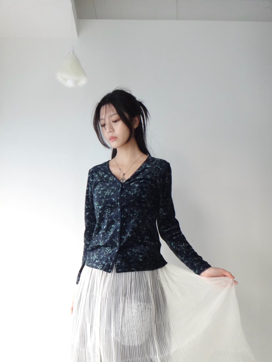 NICE CLAUP flower velvet v-neck top 상품이미지4
