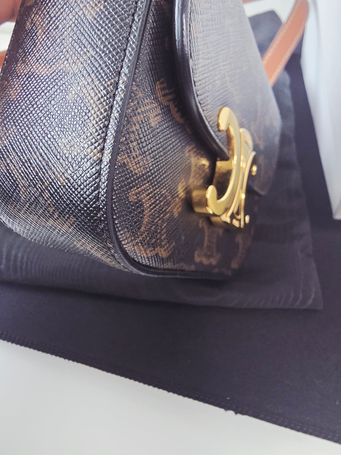 셀린느 트리옹프 미니 탄 크로스백 상품이미지6