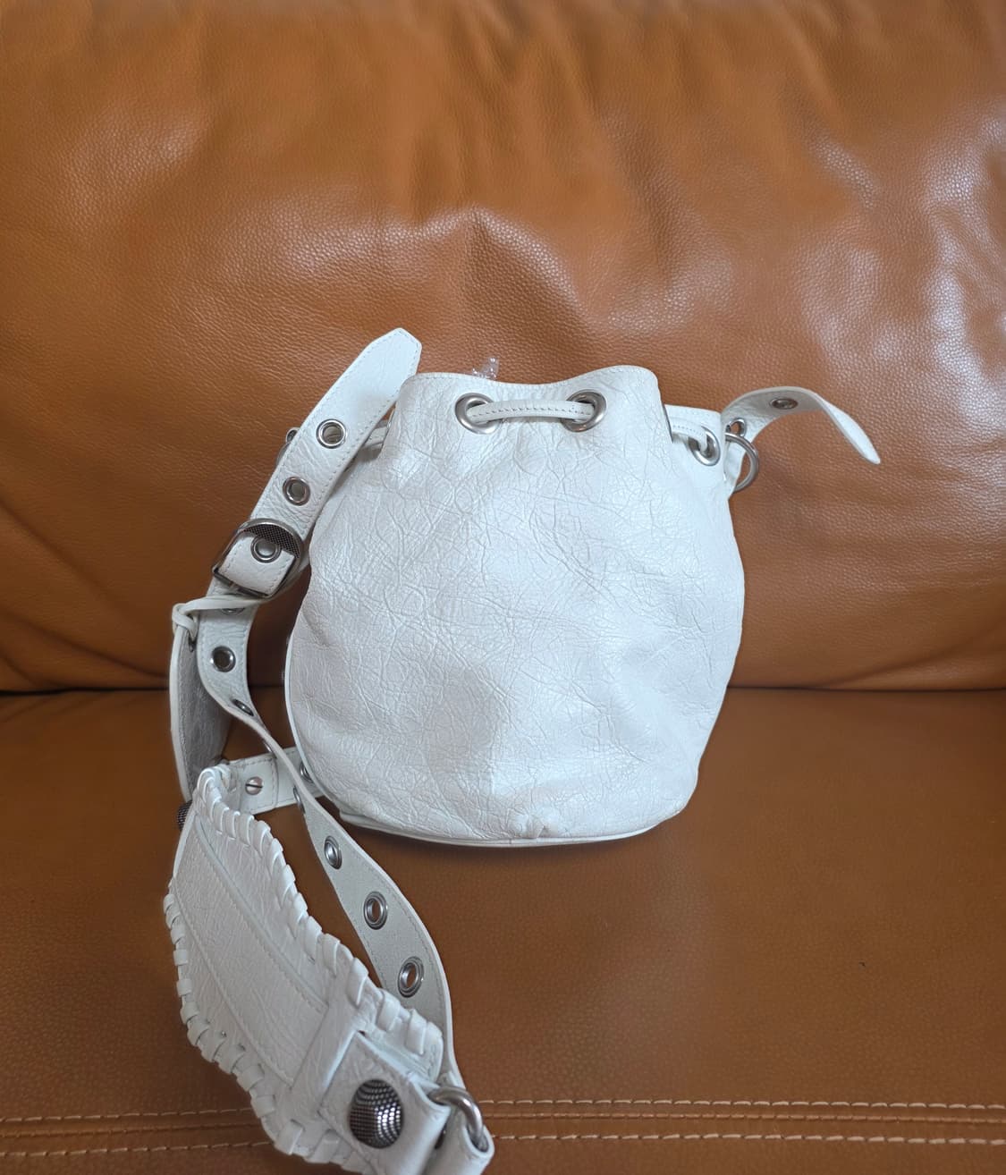 정품 발렌시아가 르카골 버킷백 xs 화이트 상품이미지8