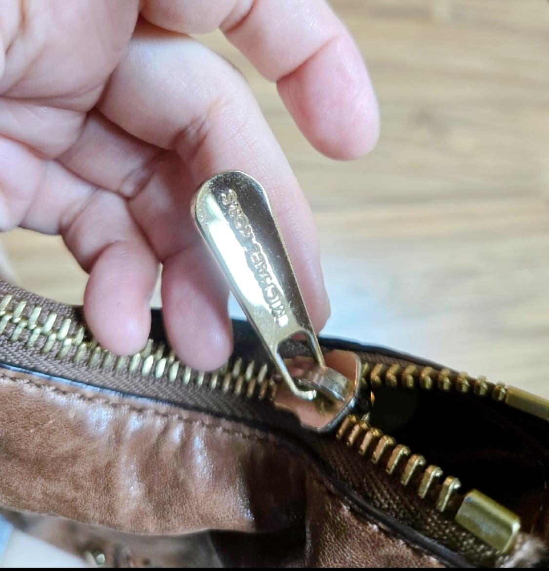 마이클코어스 레더 스터드 라지 사첼백 토트백 숄더백 상품이미지4