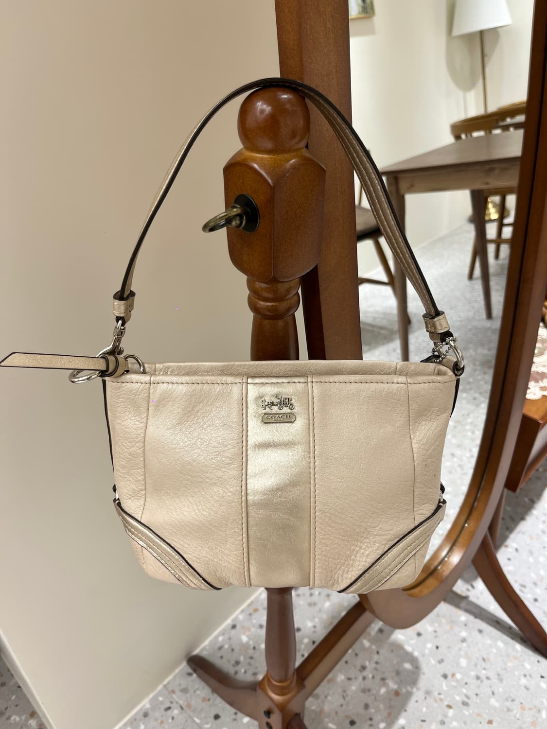Coach Mini White Bag 상품이미지1