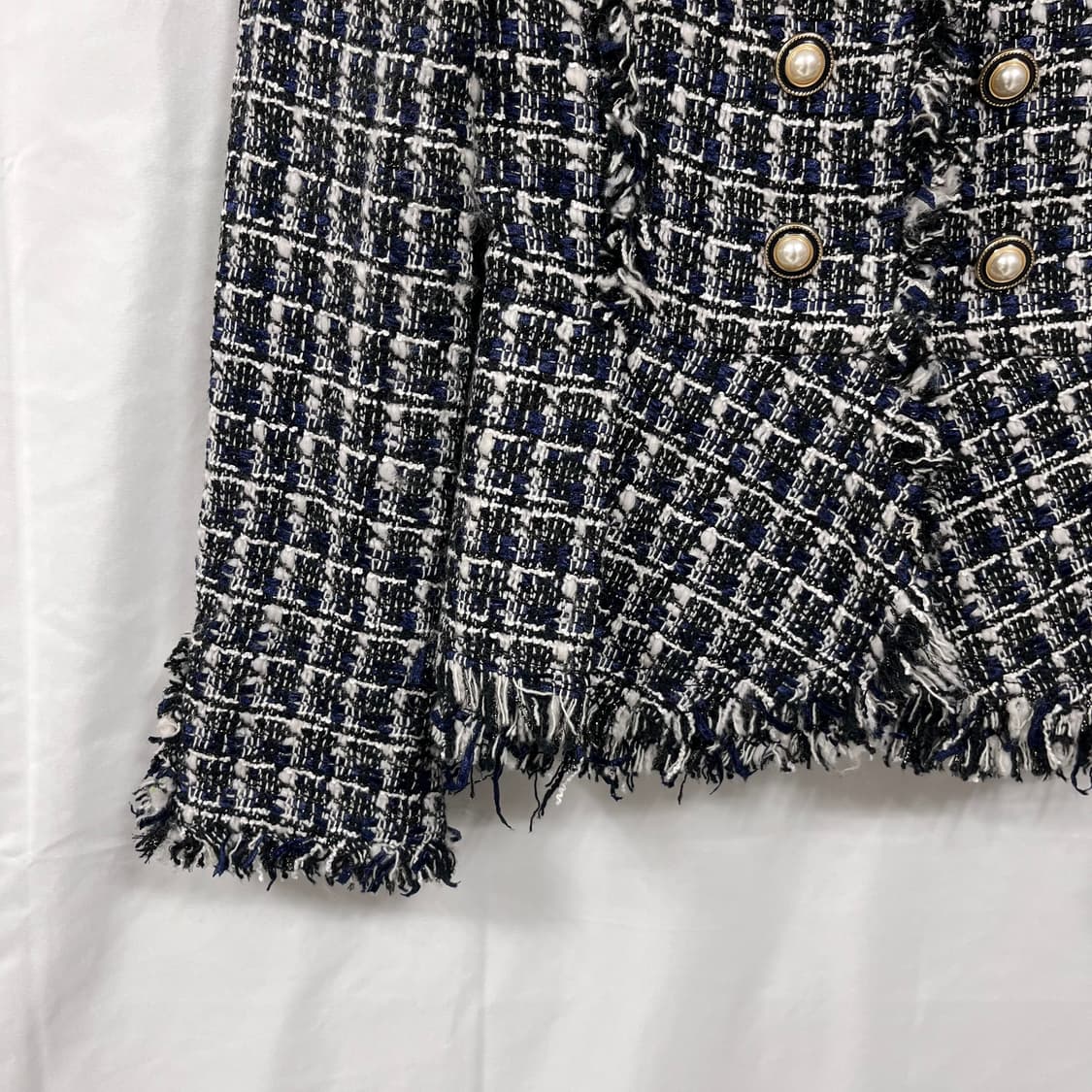 미샤 블랙 앤 화이트 체크 패턴 페플럼 트위드 자켓 상품이미지3