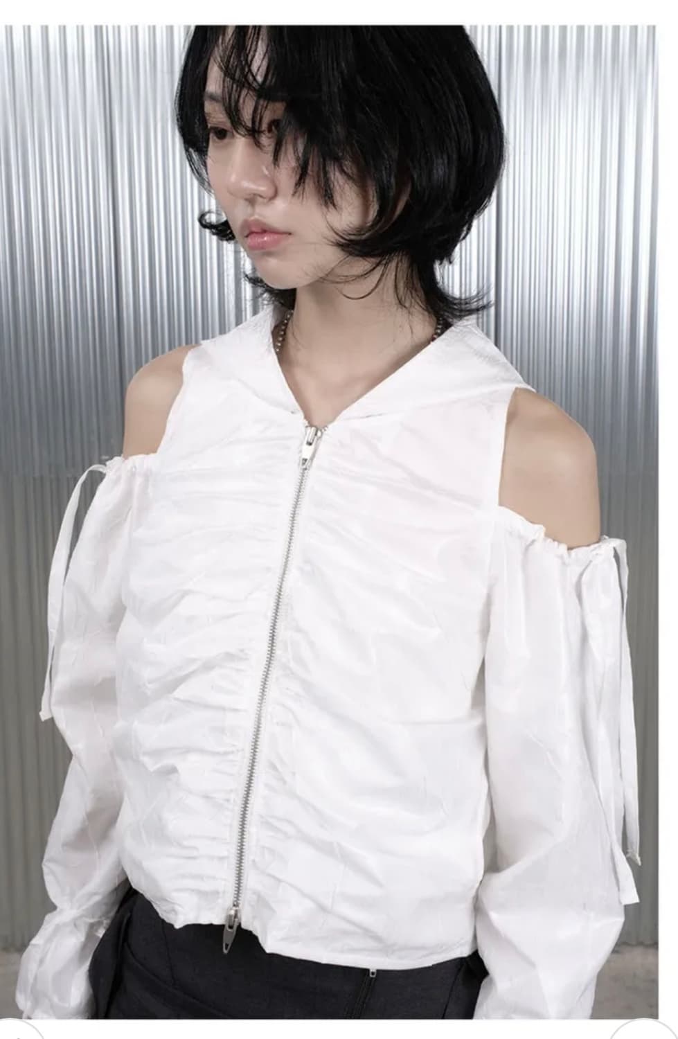 데비어퍼 셔링컷아웃 집업 상품이미지3