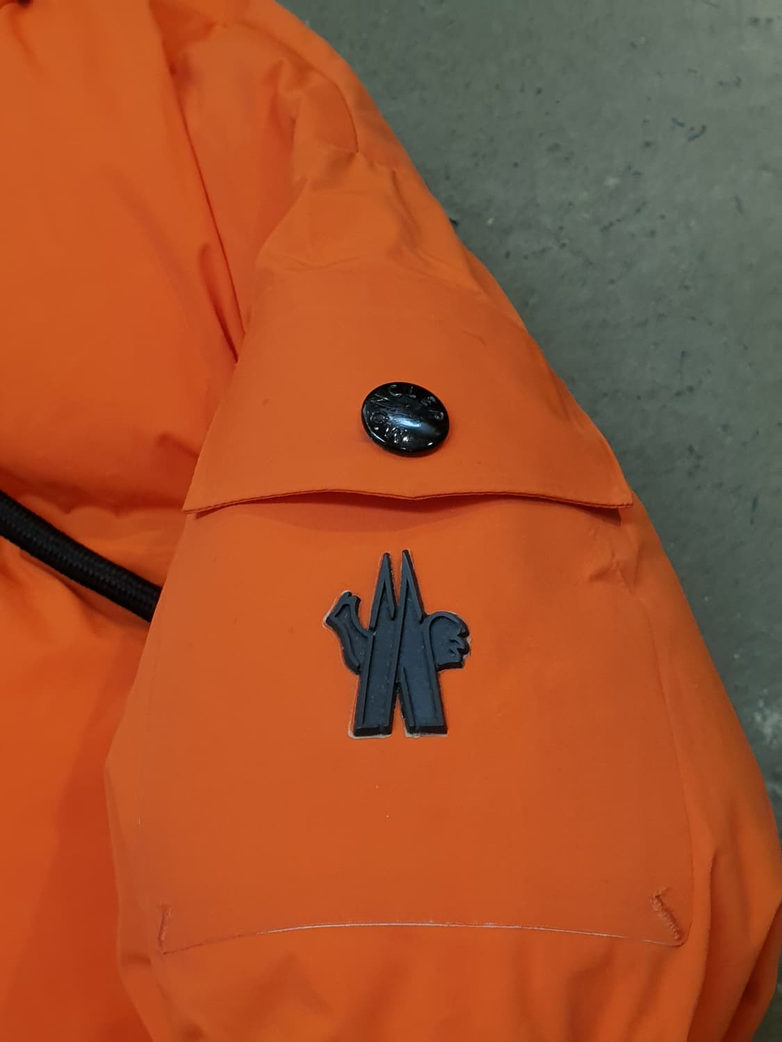 몽클레어 그레노블 구스다운 오렌지 숏패딩 상품이미지4