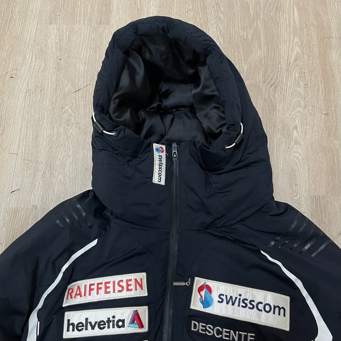 데상트 아우디 스위스 스키팀 덕다운 후드 패딩 점퍼 [블랙] XL/105 상품이미지2