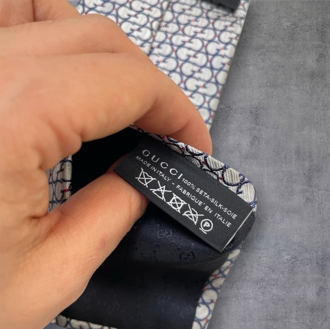 구찌 Gucci 라이트그레이 인터로킹 G 패턴 실크 넥타이 상품이미지4