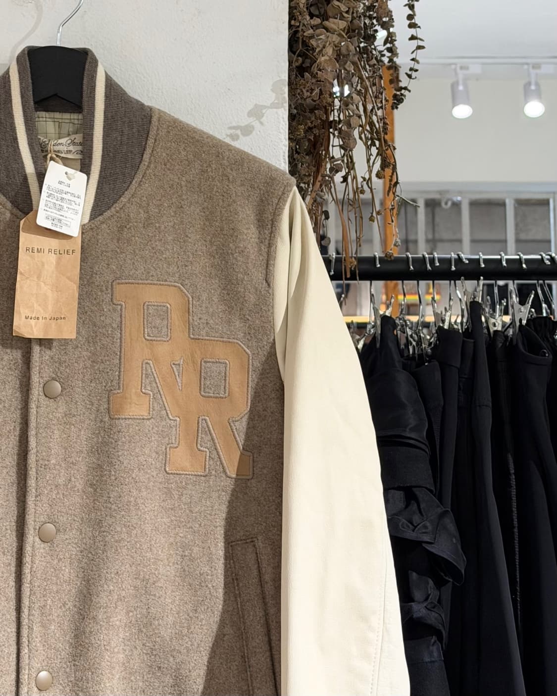 레미 릴리프 베이지 로고 패치 레더 슬리브 자켓 상품이미지3