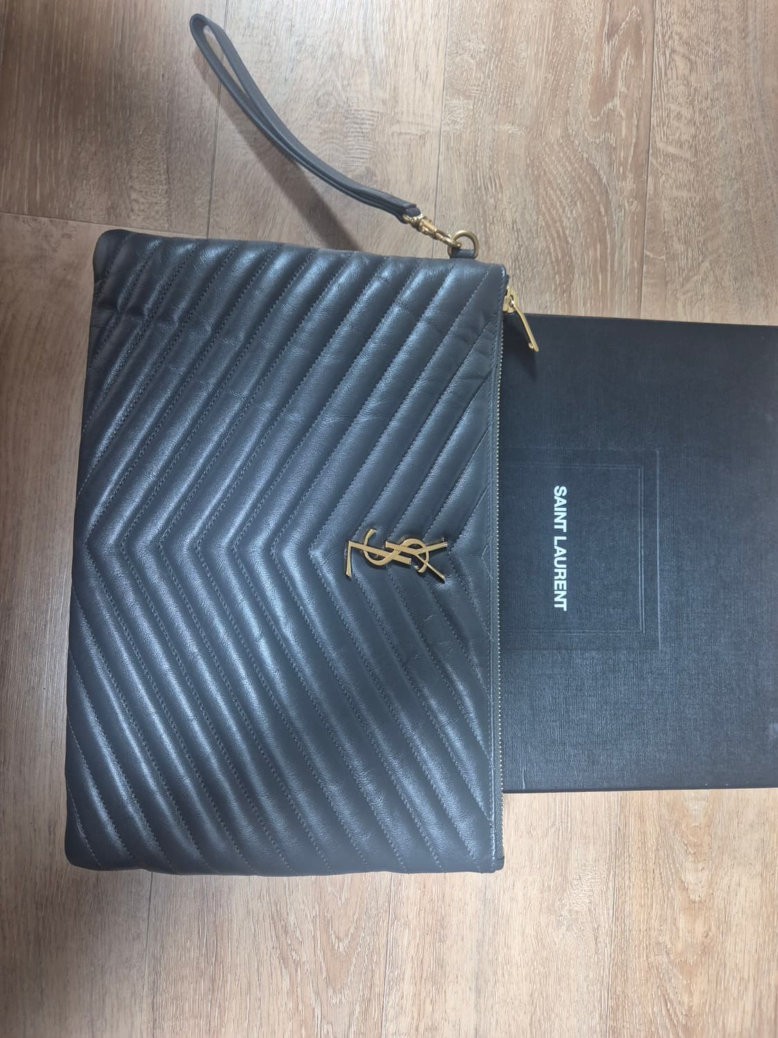 생로랑 마들라세 클러치 회색 상품이미지1