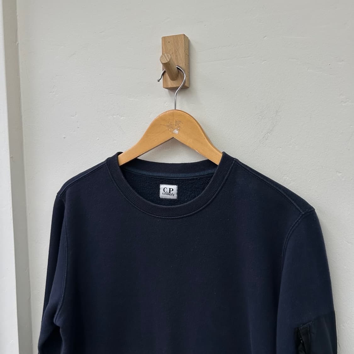16372 - C.P 컴퍼니 네이비 렌즈 맨투맨 상품이미지1