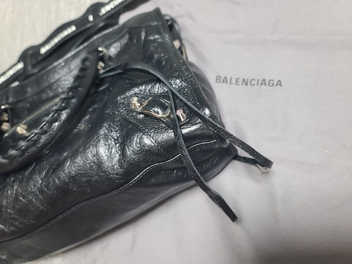 발렌시아가 모터 시티백 스몰 블랙 로고스트랩 모터백 시티백 상품이미지3