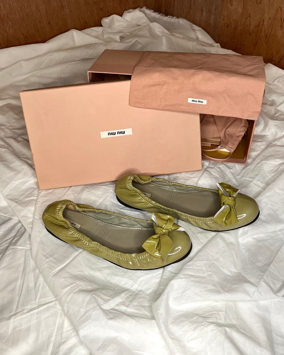 미우미우 올리브 그린 패턴트 보우 스크런치 발레 플랫 상품이미지1