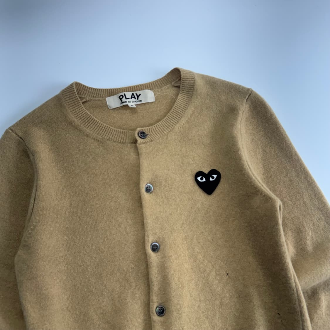 Comme des garcons 꼼데가르송 블랙 와펜 베이지 가디건  상품이미지4