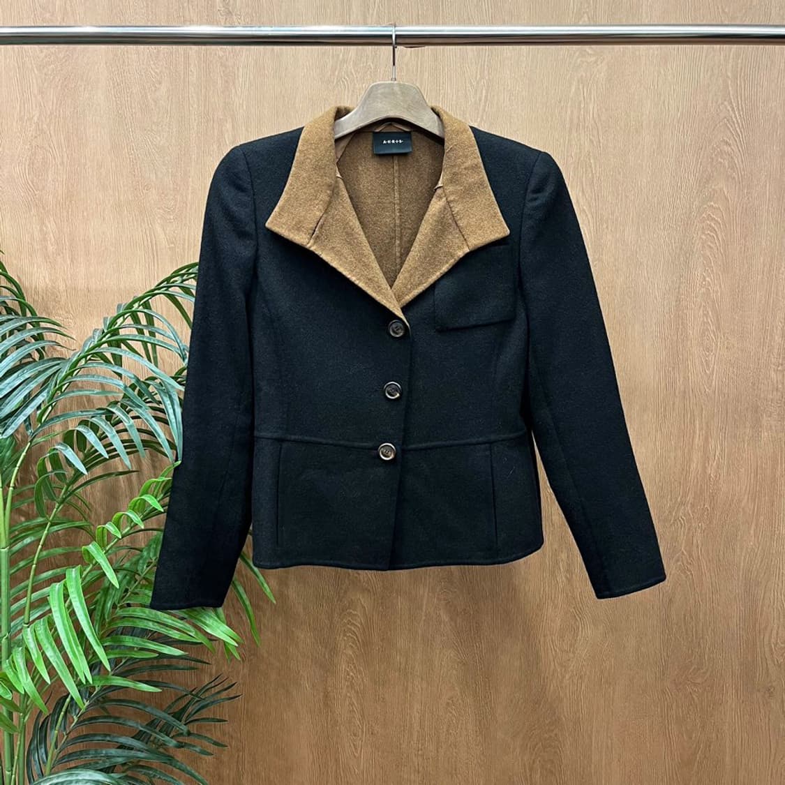 아크리스 테일러드 자켓 클래식 싱글 버튼 브라운 배색 카라 디테일 블랙 상품이미지1