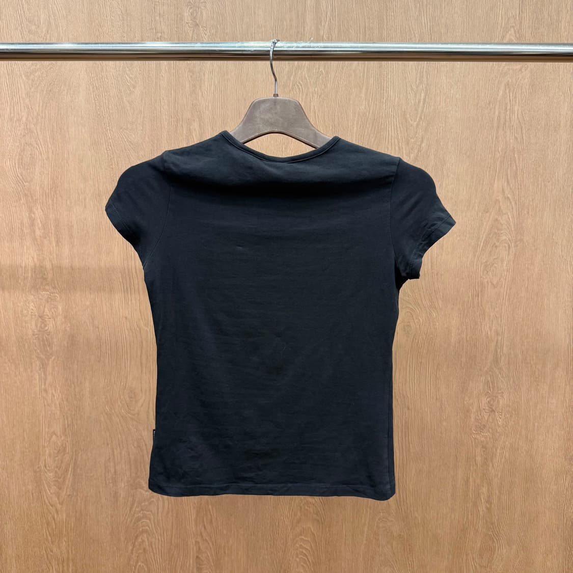 베르사체 진스 반팔 티셔츠 꾸뛰르 비즈 자수 로고 디테일 슬림핏 블랙 상품이미지3