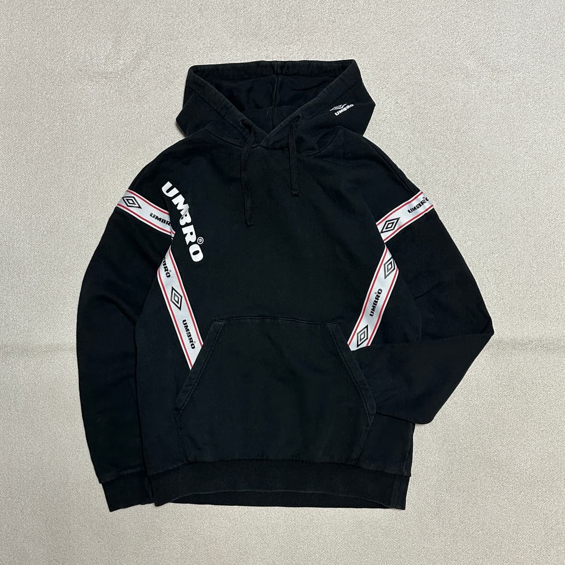 엄브로 로고 테이프 후드티 상품이미지1