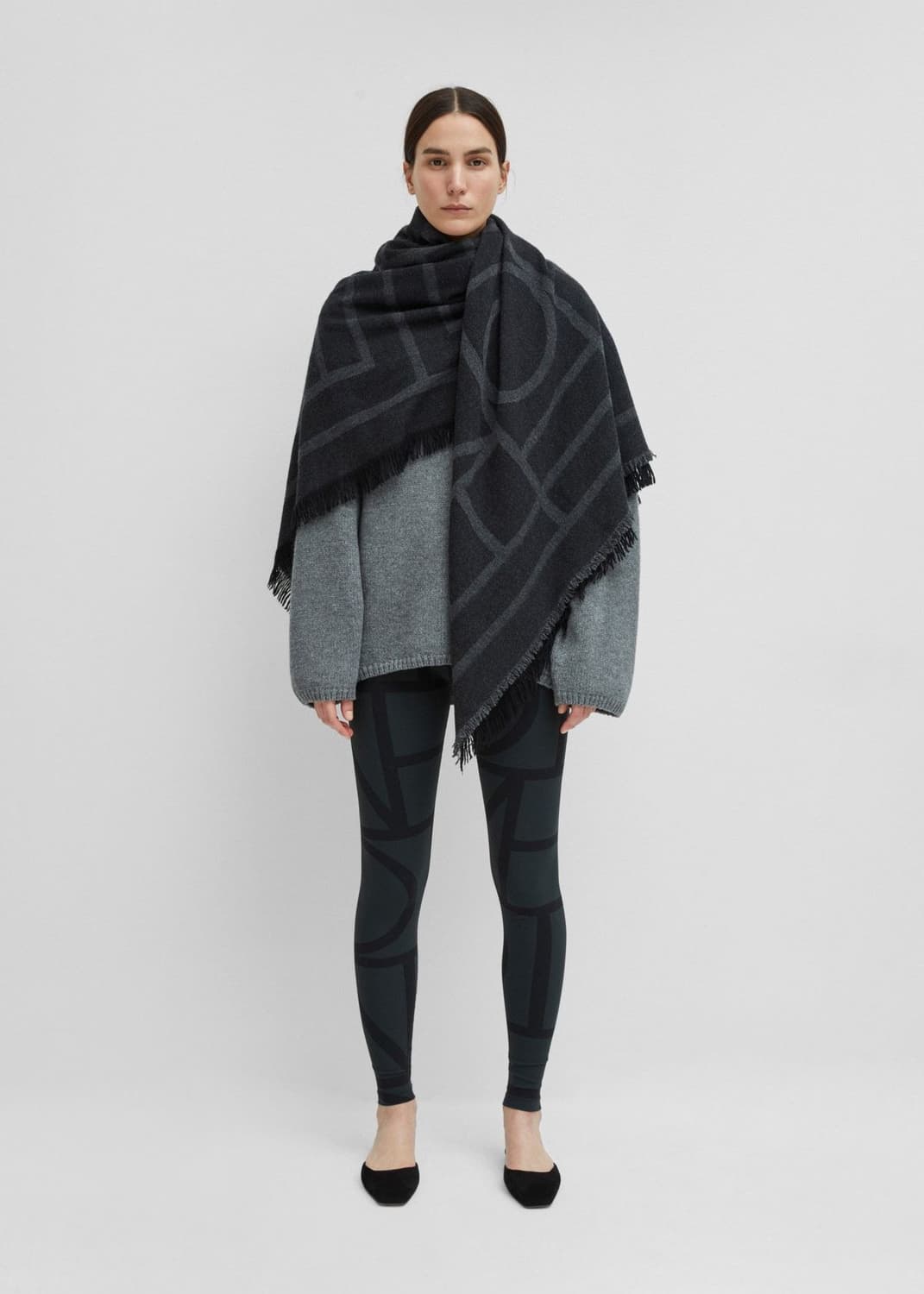 토템 모노그램 울 캐시미어 스카프 다크 그레이 상품이미지7