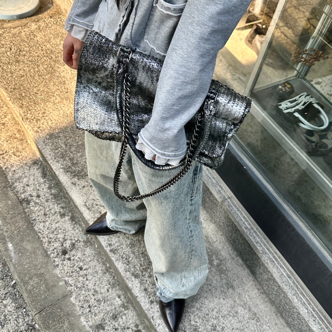 00s 메탈릭 실버 퍼포레이티드 레더 슬라우치 가죽 백 상품이미지10