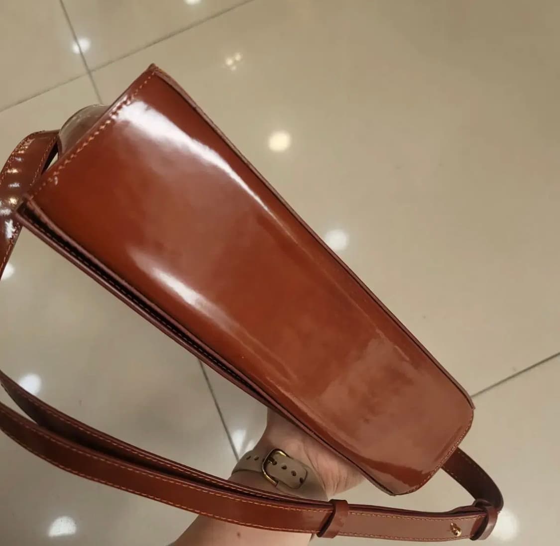 밀리유미유 브라운 에나멜 숄더백 디자이너브랜드 상품이미지4