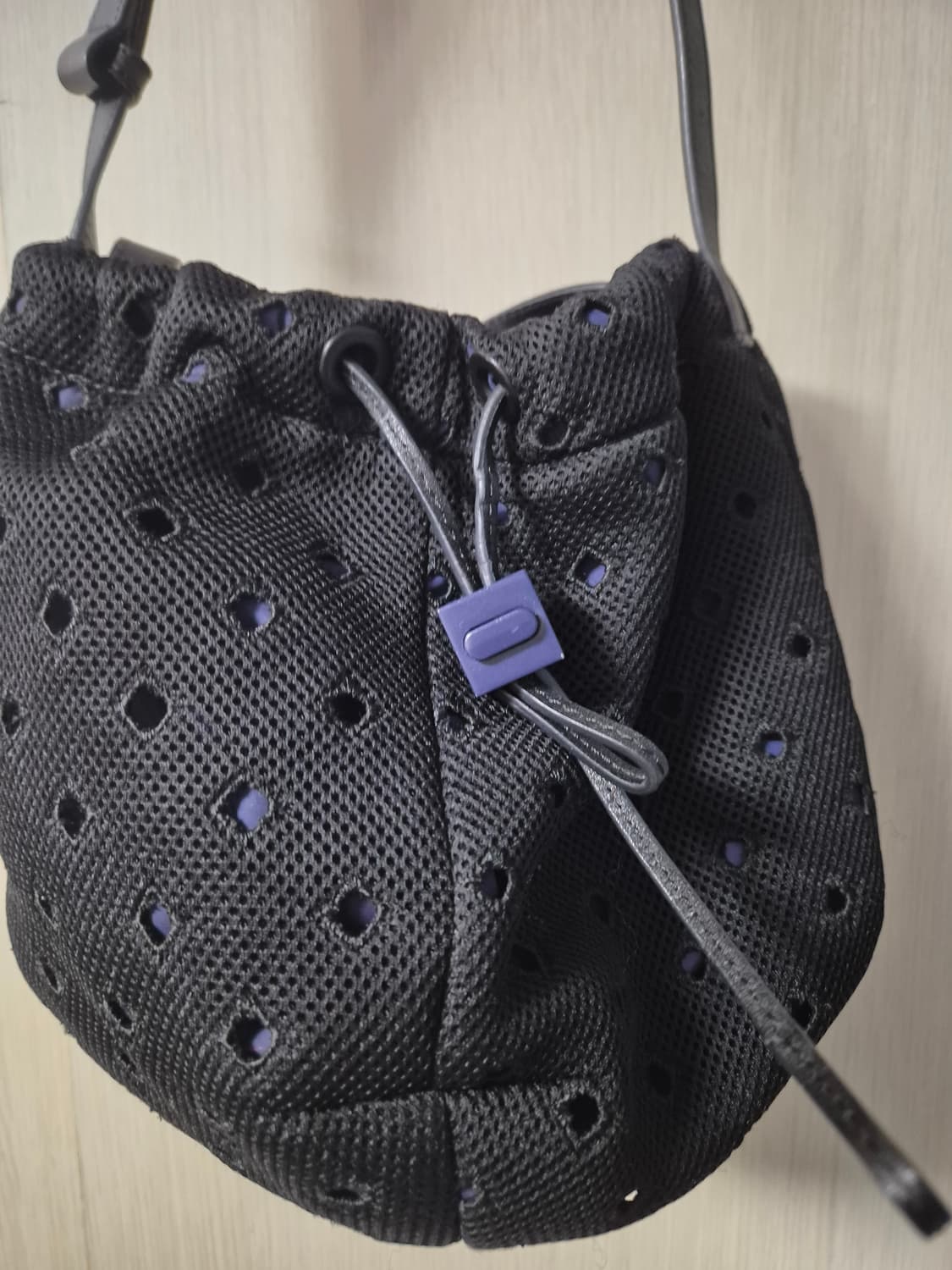 구호(KUHO) 블랙 펀칭 항아리 버킷백 상품이미지2