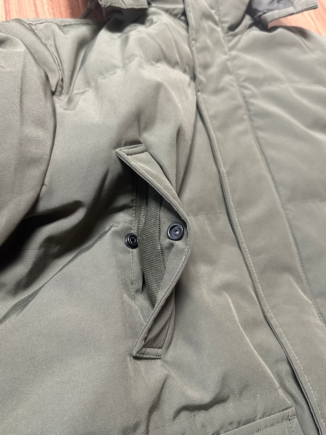 캘빈클라인 올리브그린 다운 패딩 M 상품이미지4