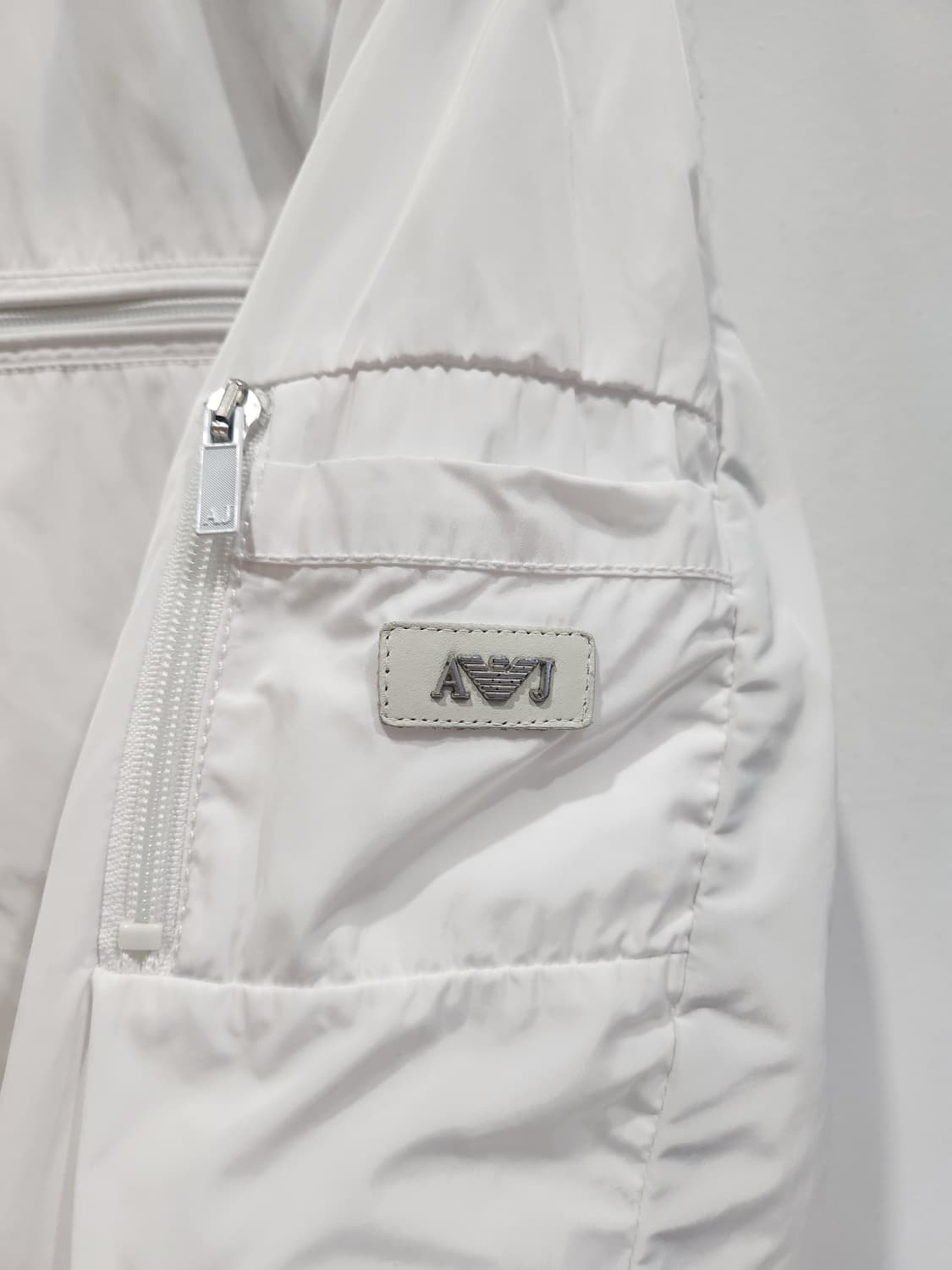 아르마니진스 화이트 바람막이 M 상품이미지4