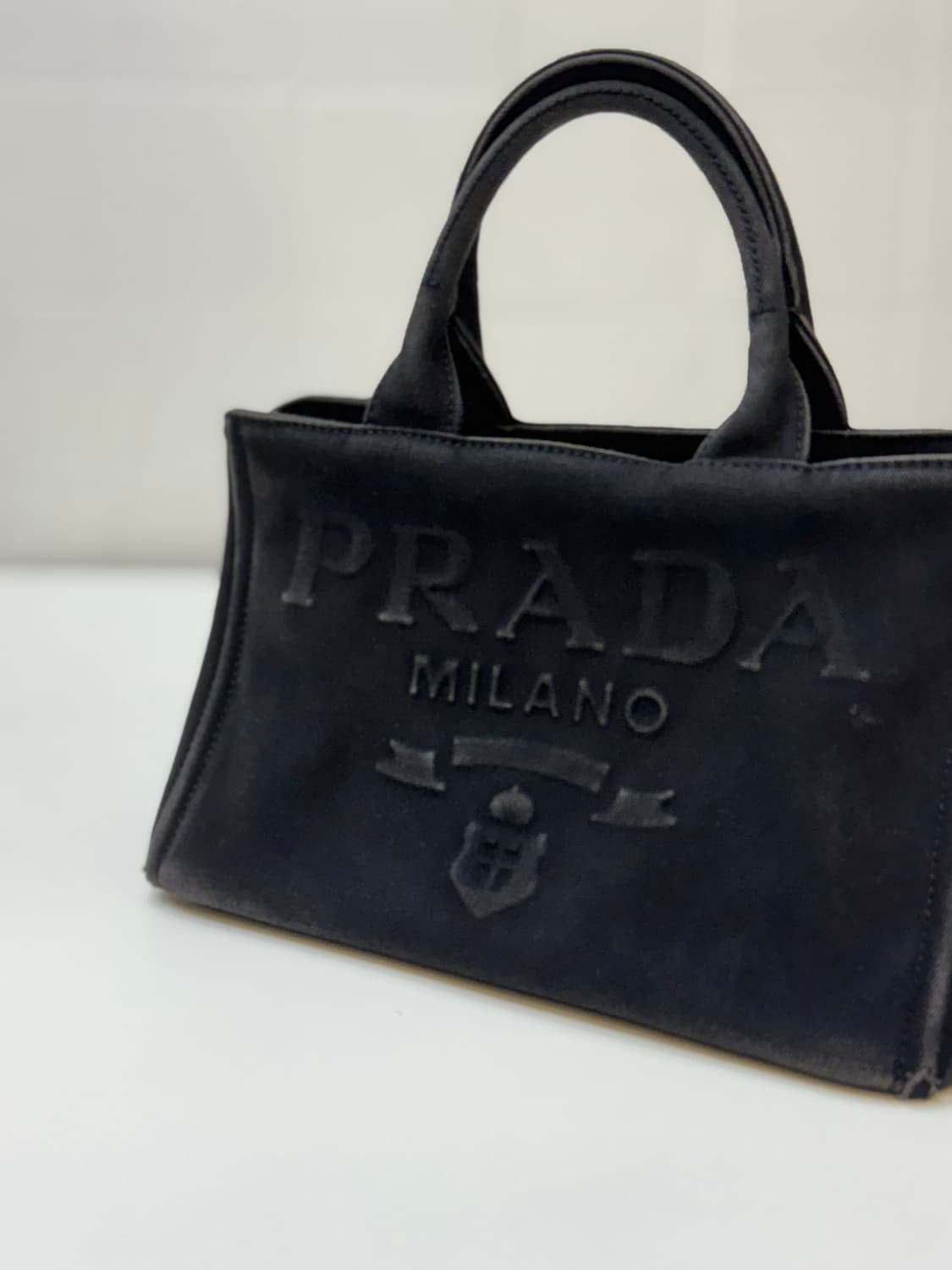 Prada 프라다 엠보스드 로고 캔버스 토트백 상품이미지1