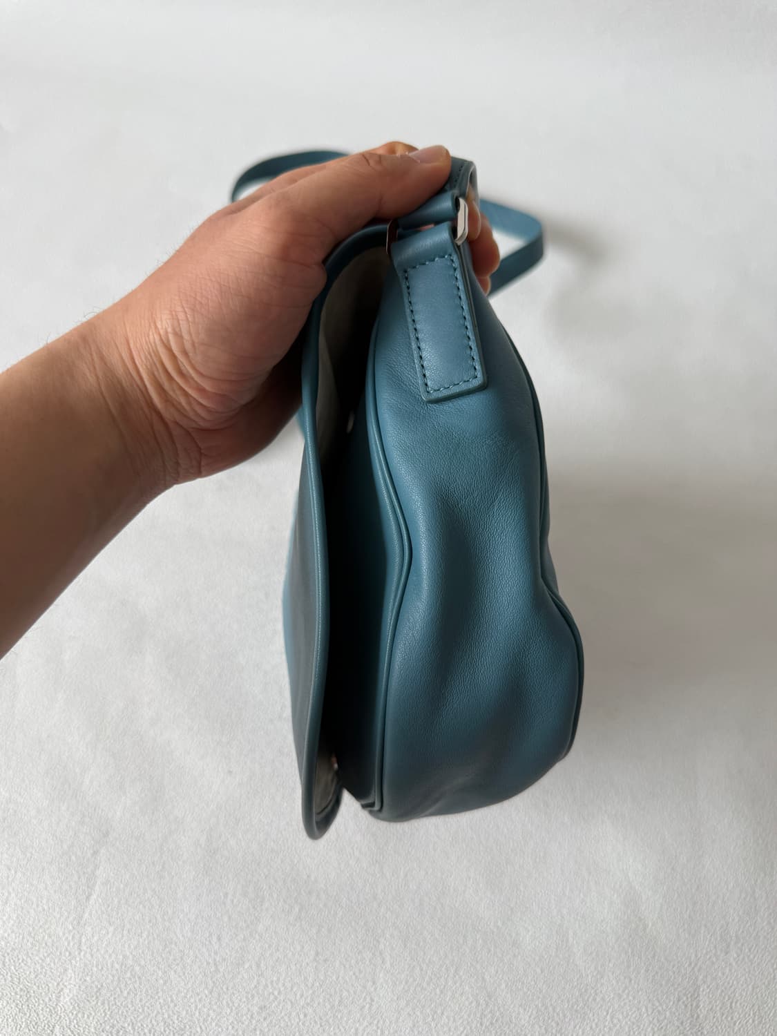 아네스베(agnes.b) 램스킨 레더 크로스백 상품이미지4