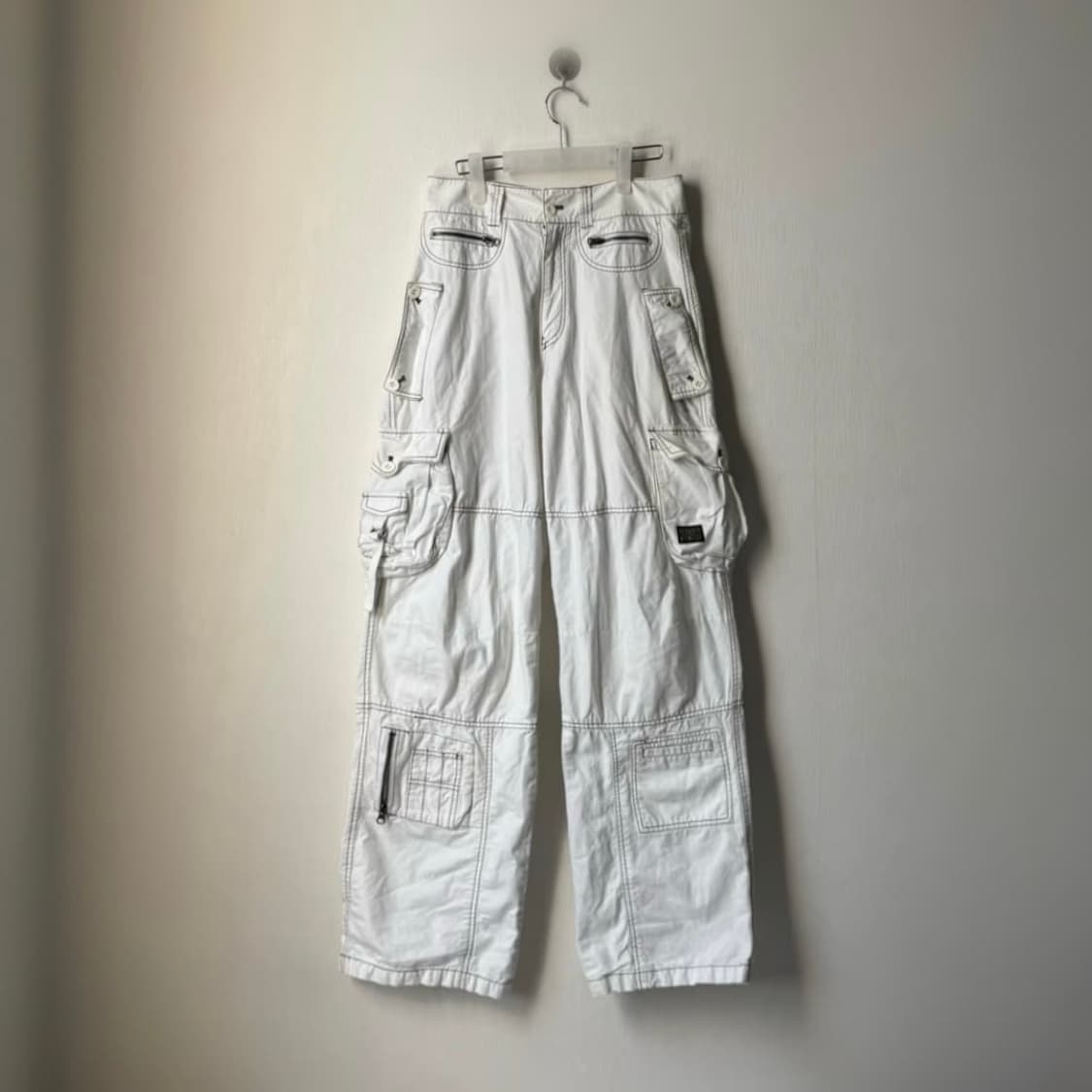 𝘞𝘩𝘪𝘵𝘦 · 𝘊𝘢𝘳𝘨𝘰 · 𝘗𝘢𝘯𝘵𝘴 상품이미지1