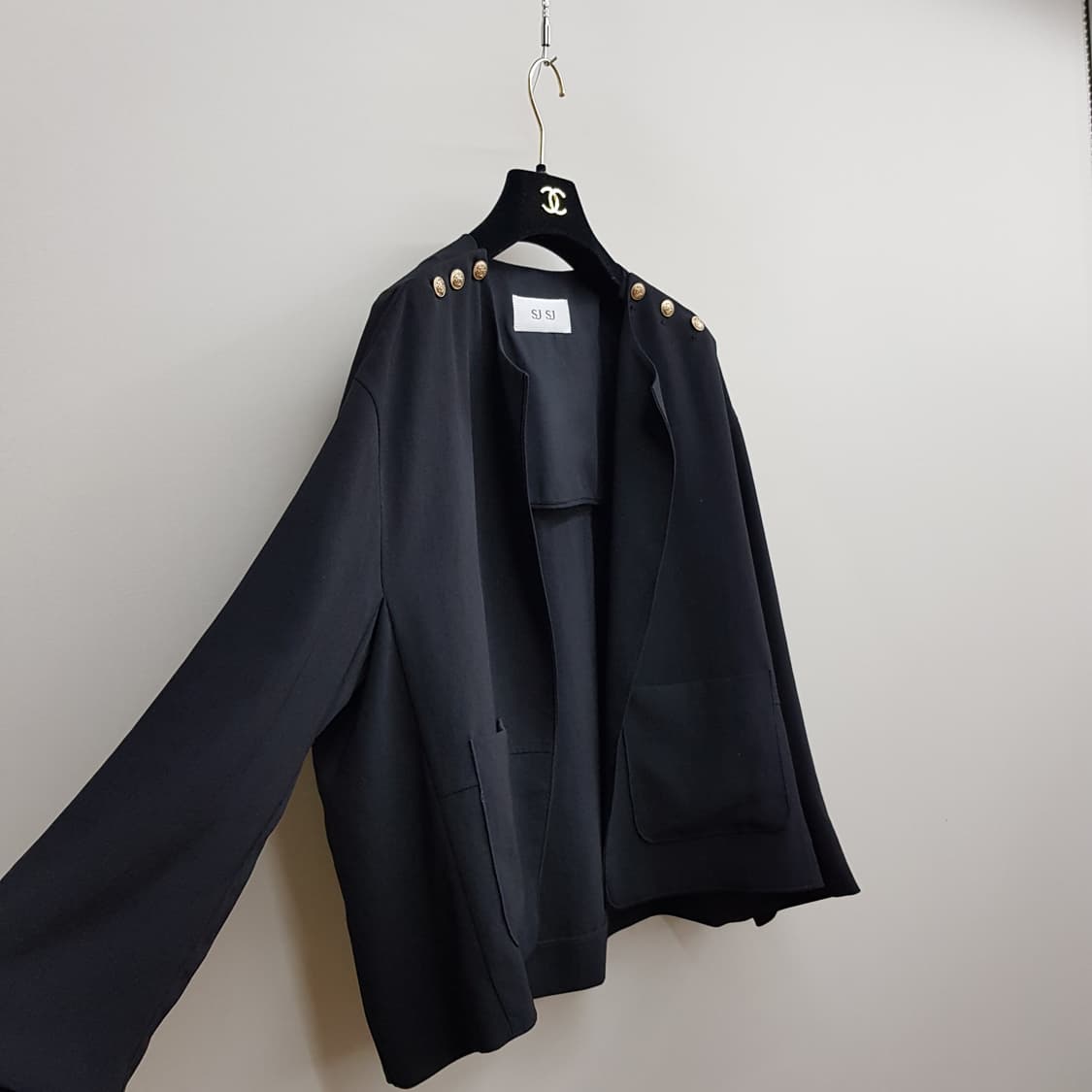 한섬 sjsj 2023 골드 버튼 포인트 노카라 자켓 82-94-160 상품이미지2
