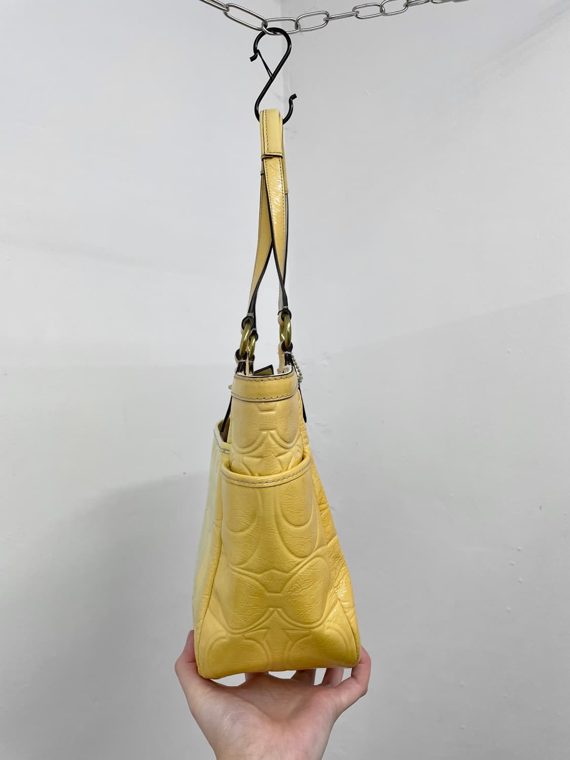 코치 에나멜 옐로우 로고 숄더백 상품이미지7