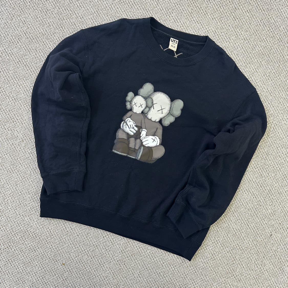 L 유니클로 카우스 그래픽 스웨트셔츠 0423D 상품이미지1