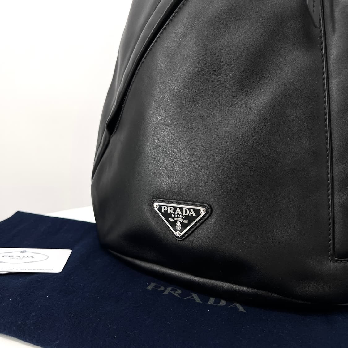 프라다 삼각로고 레더 슬링백 백팩 블랙 (2VZ092) 상품이미지5