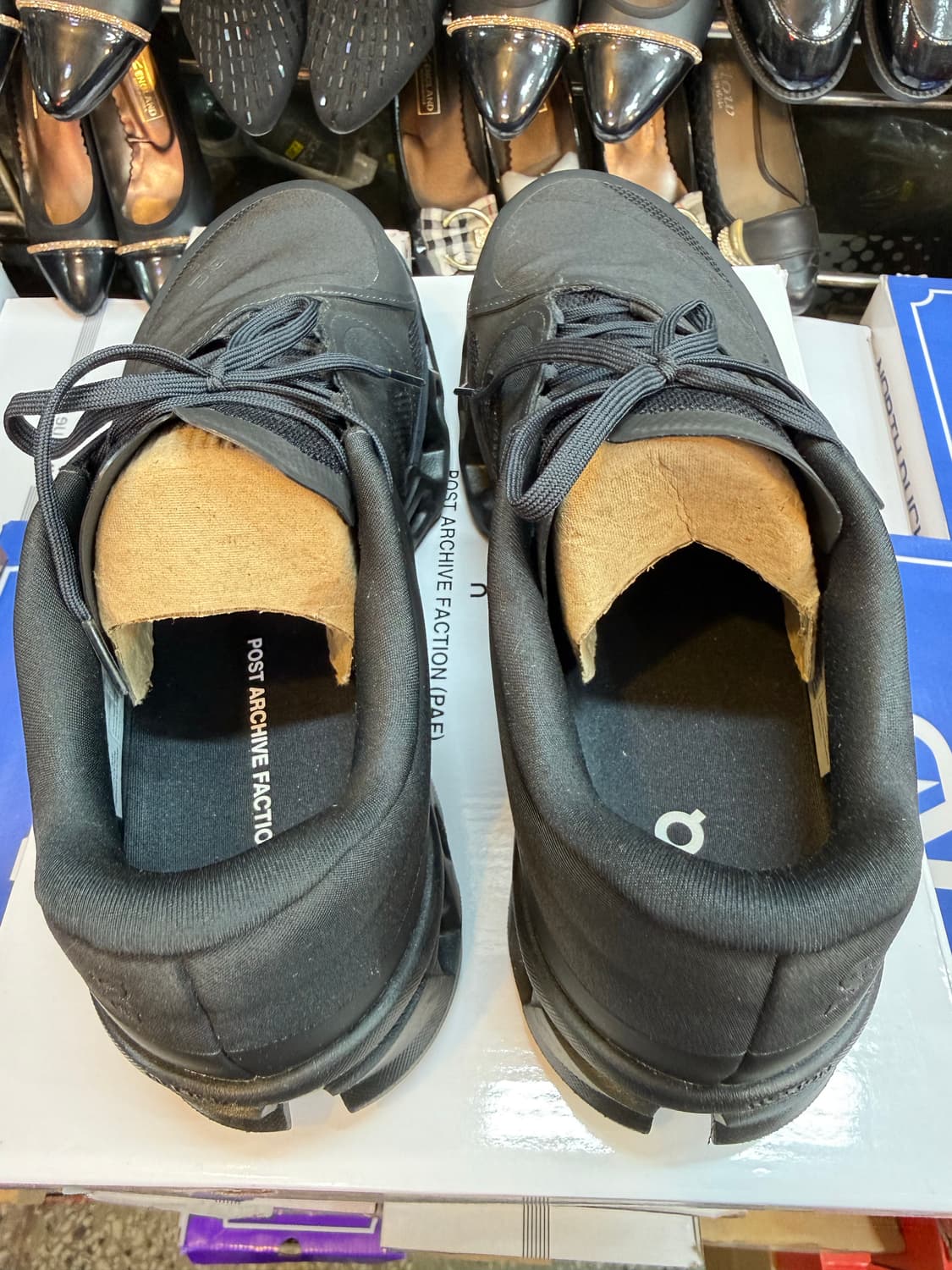 (300) 온 러닝 X 포스트 아카이브 팩션 (파프) 클라우드몬스터 블랙 상품이미지2